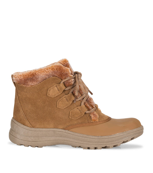 Augustina - Whiskey - Outside