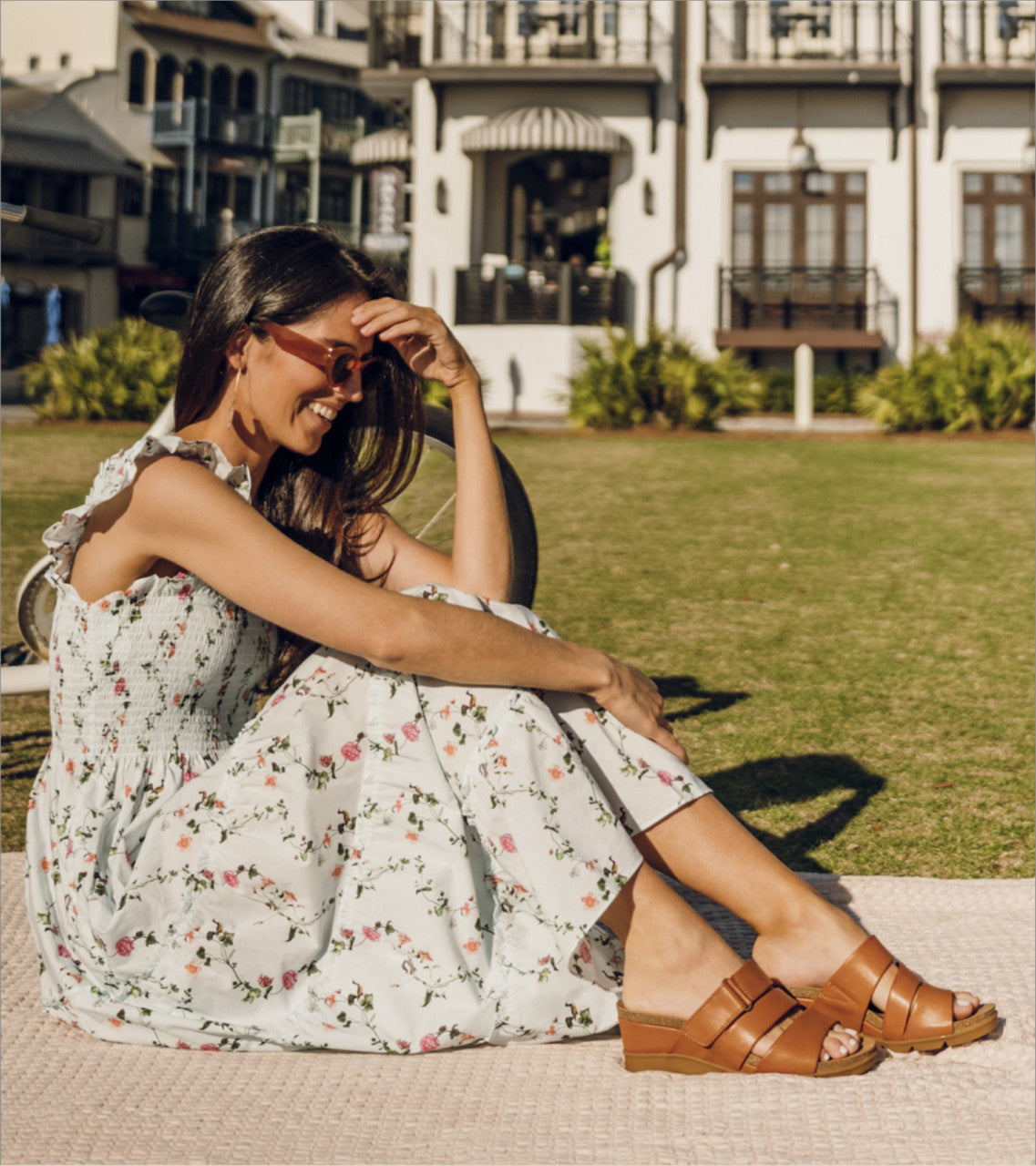 Michi - Dark Caramel - Lifestyle Image