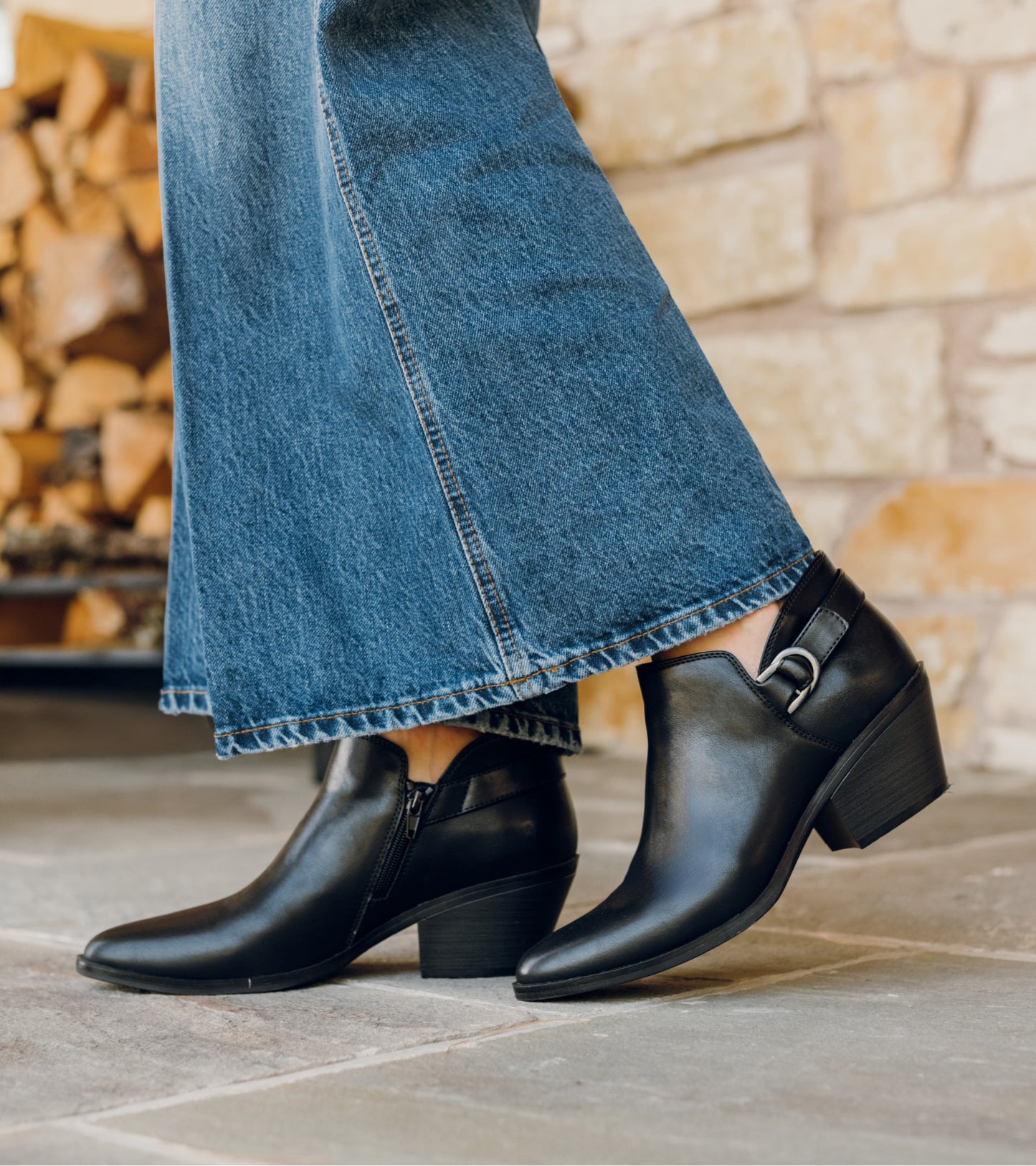 Duala - Black - Lifestyle Image