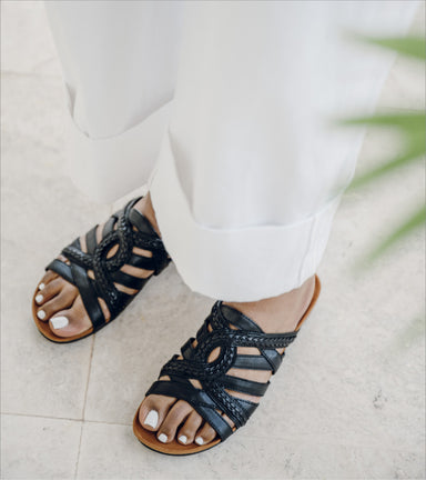 Joneva - Black - Lifestyle Image